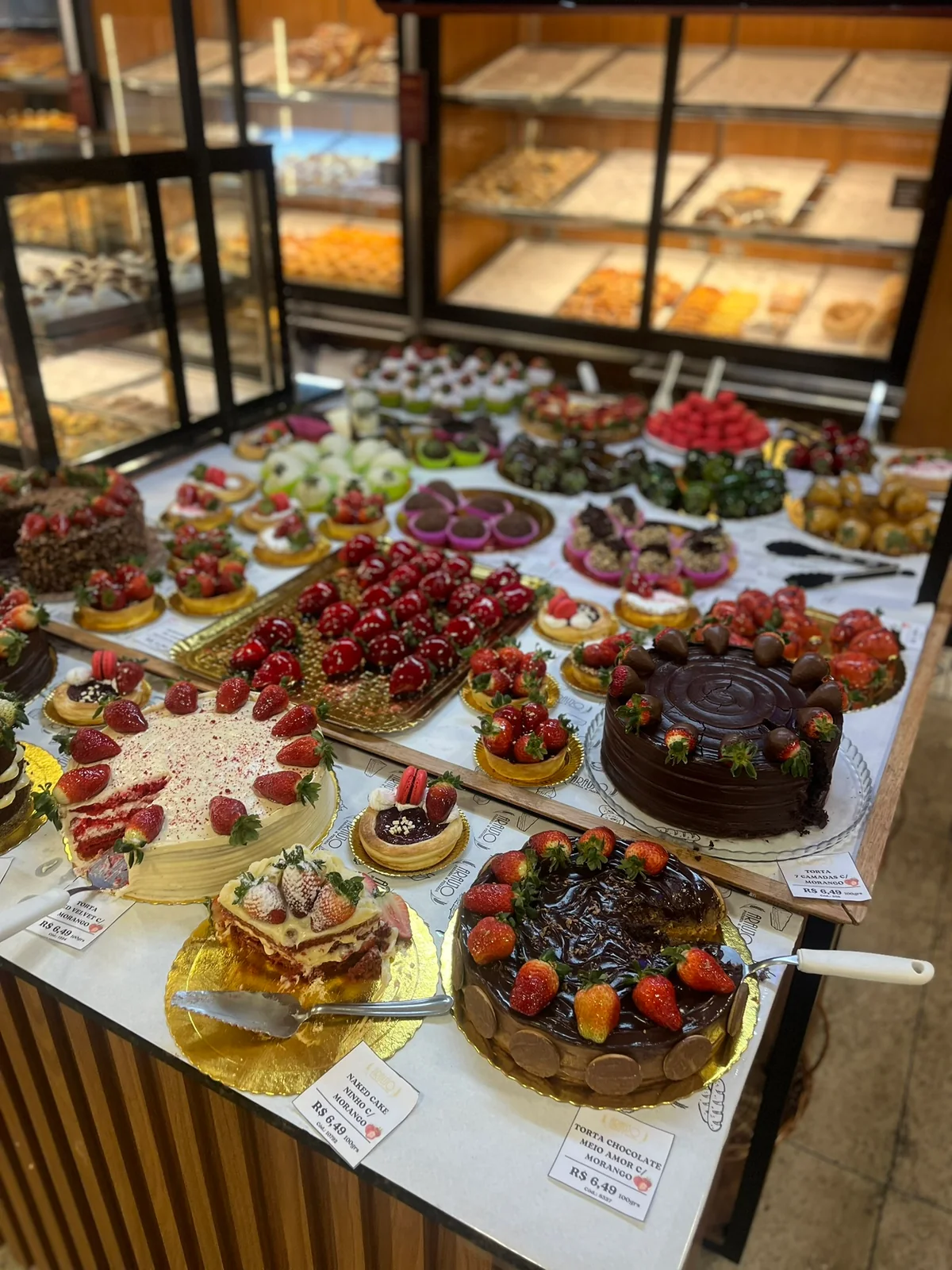 Bolos e tortas no balcão da Araújo
