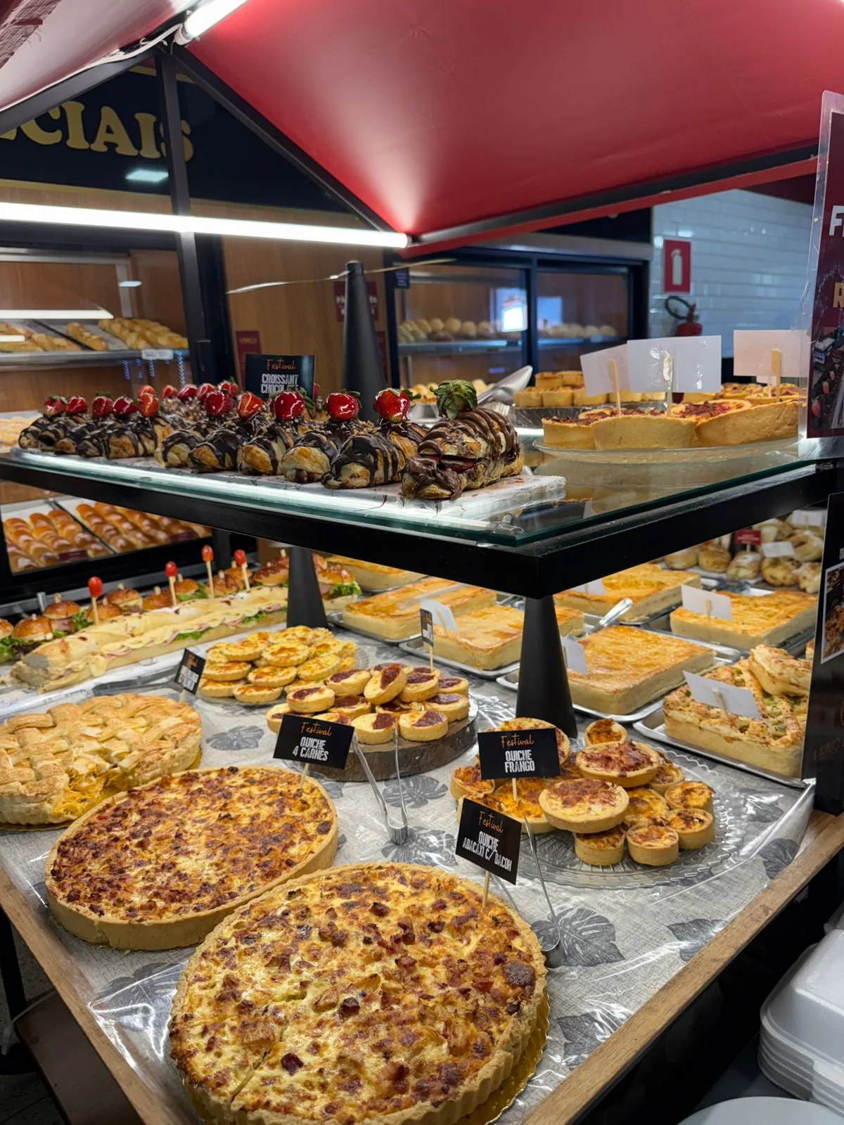 Festival da Araújo com quiches, croissants e outras delícias no balcão